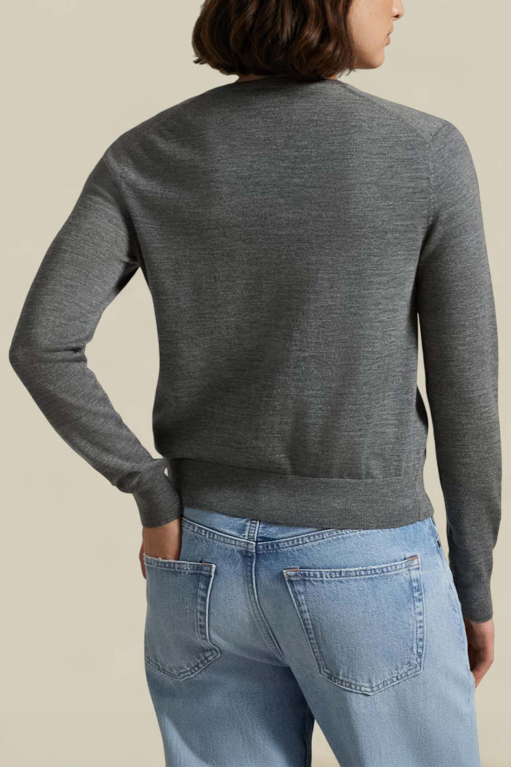 תמונת דוגמן אחורית של קרדיגן צמר קל