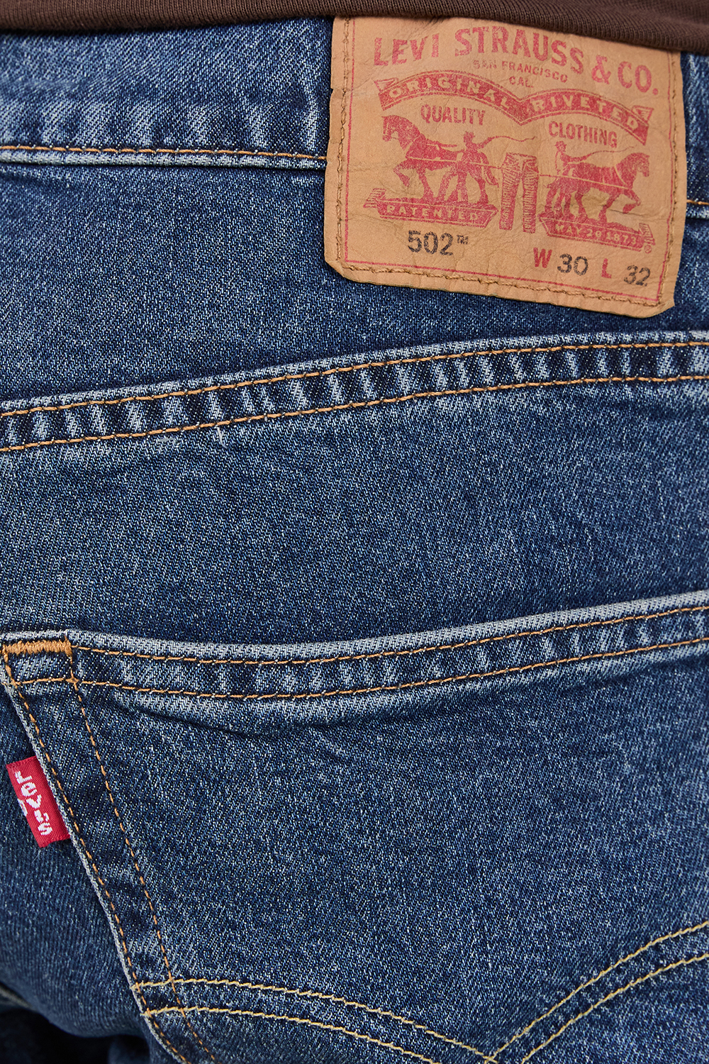 תמונת תקריב דוגמן של מכנסי ג'ינס טאפר 502 בגזרה ישרה