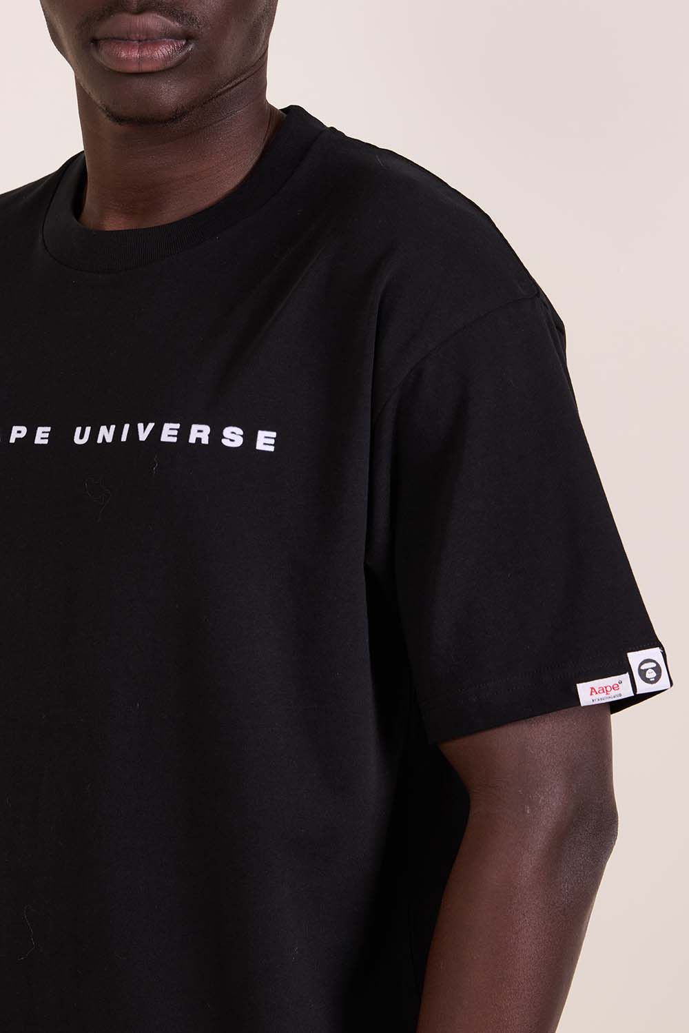 תמונת תקריב דוגמן של חולצת טי בגזרה רגילה