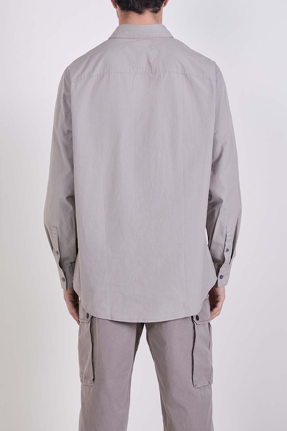 תמונת דוגמן אחורית של חולצה מכופתרת