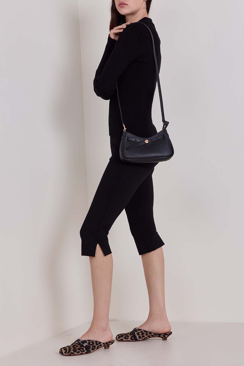 תמונת דוגמן קידמית של תיק קרוסבודי