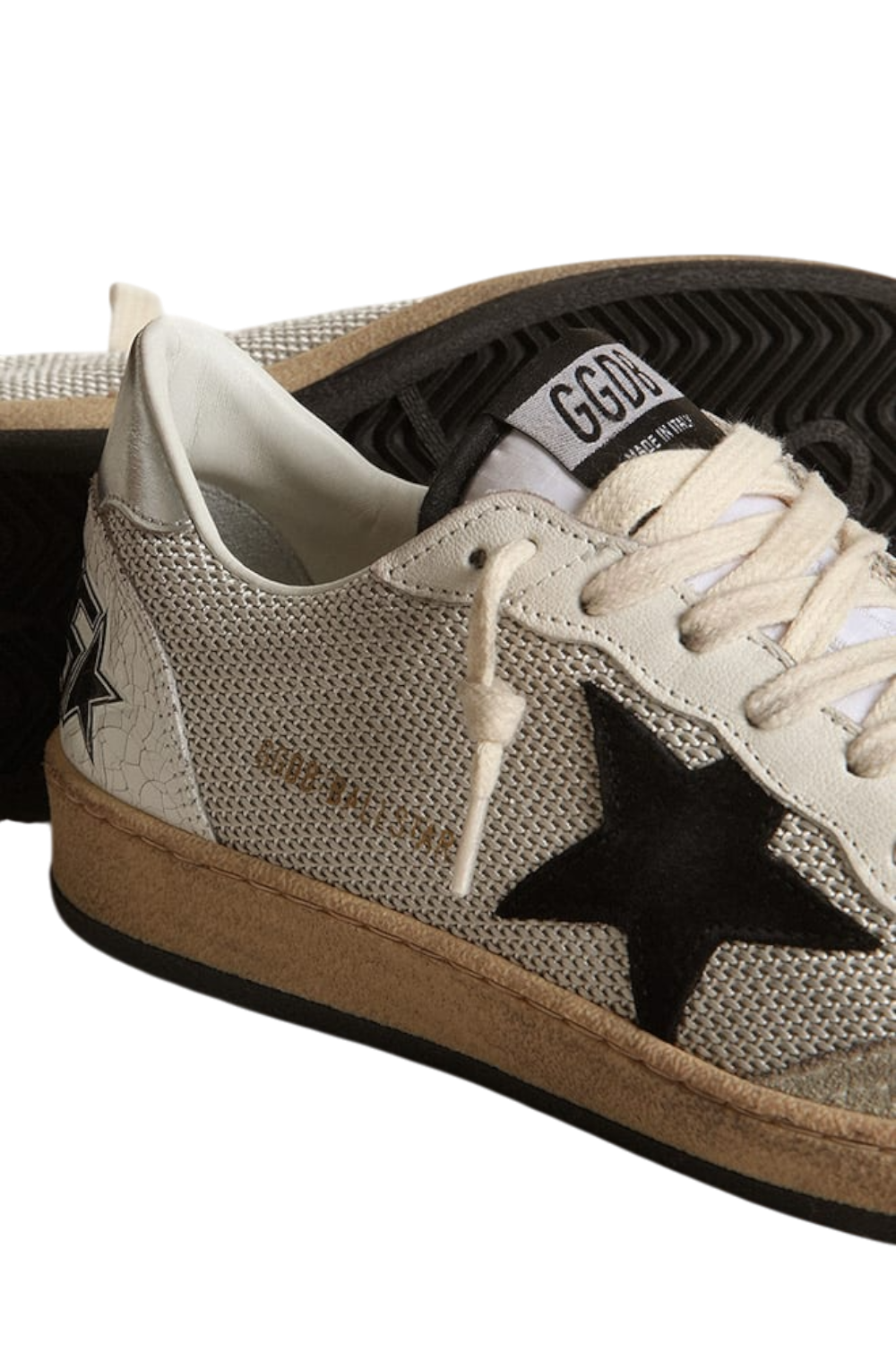 תמונת תקריב של סניקרס