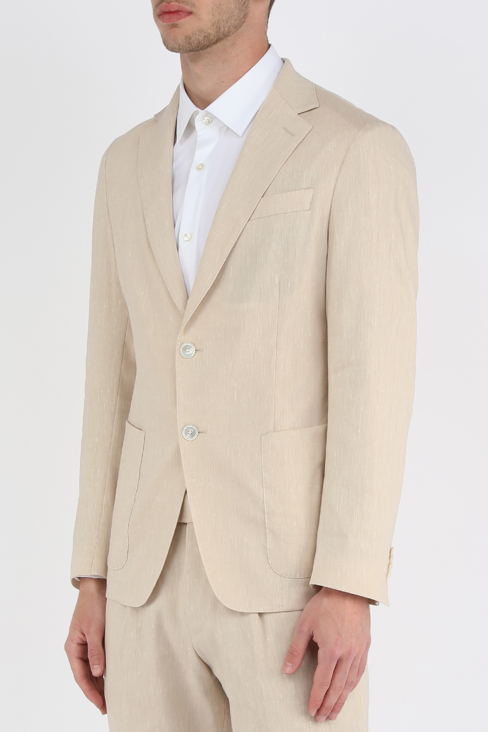 תמונת דוגמן קידמית של חליפה מחויטת בגוון אוף וויט