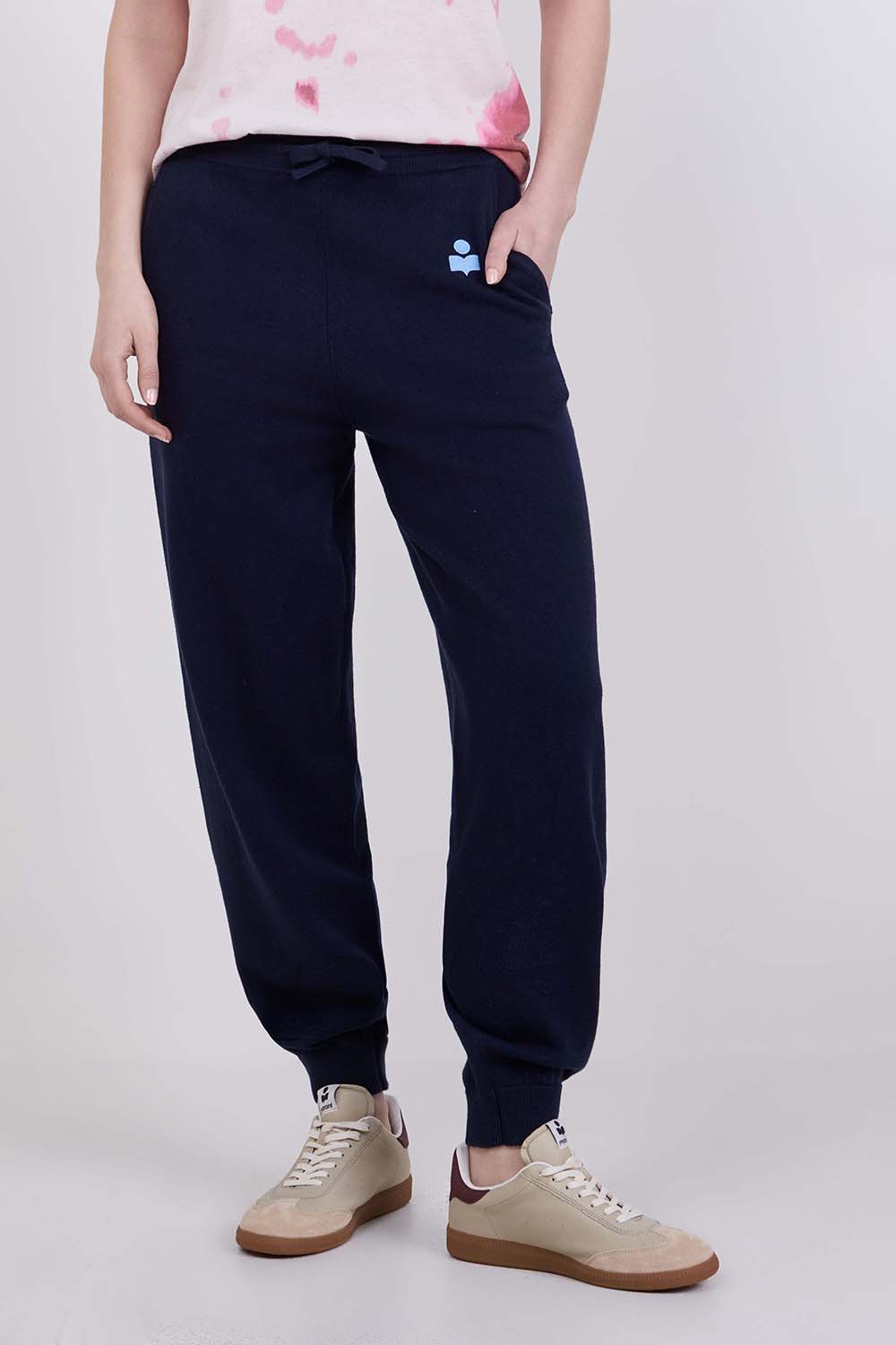 תמונת דוגמן קידמית של מכנסי ג'וגר סרוגים