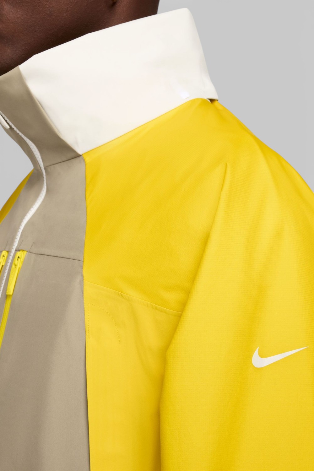 תמונת תקריב דוגמן של מעיל קל-משקל נייקי X נוקטה