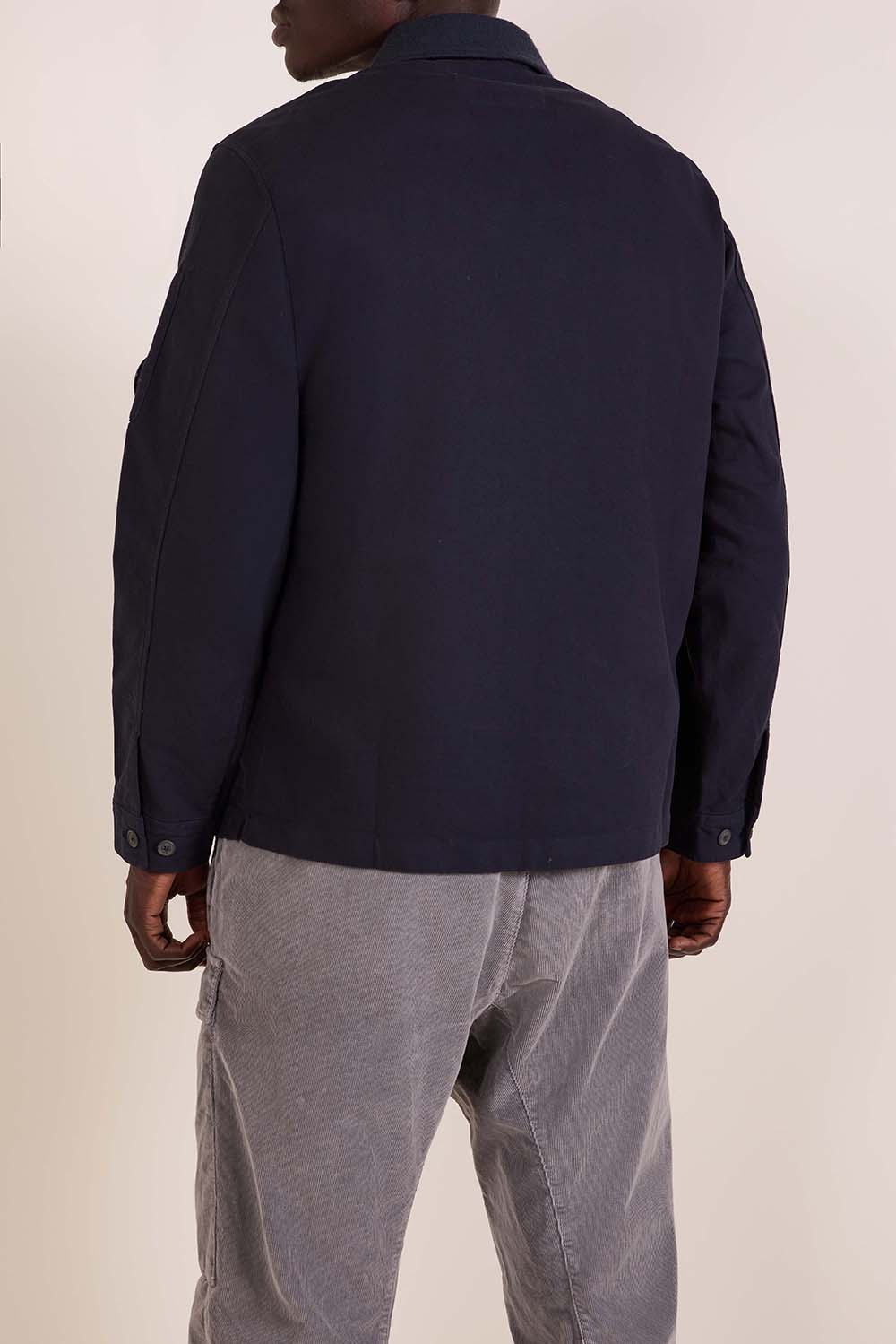 תמונת דוגמן אחורית של ז'קט קל בגזרה רגילה