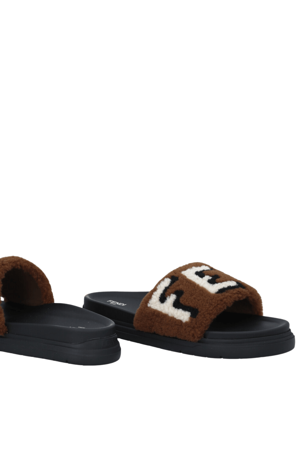 תמונת תקריב של כפכפי סליידס