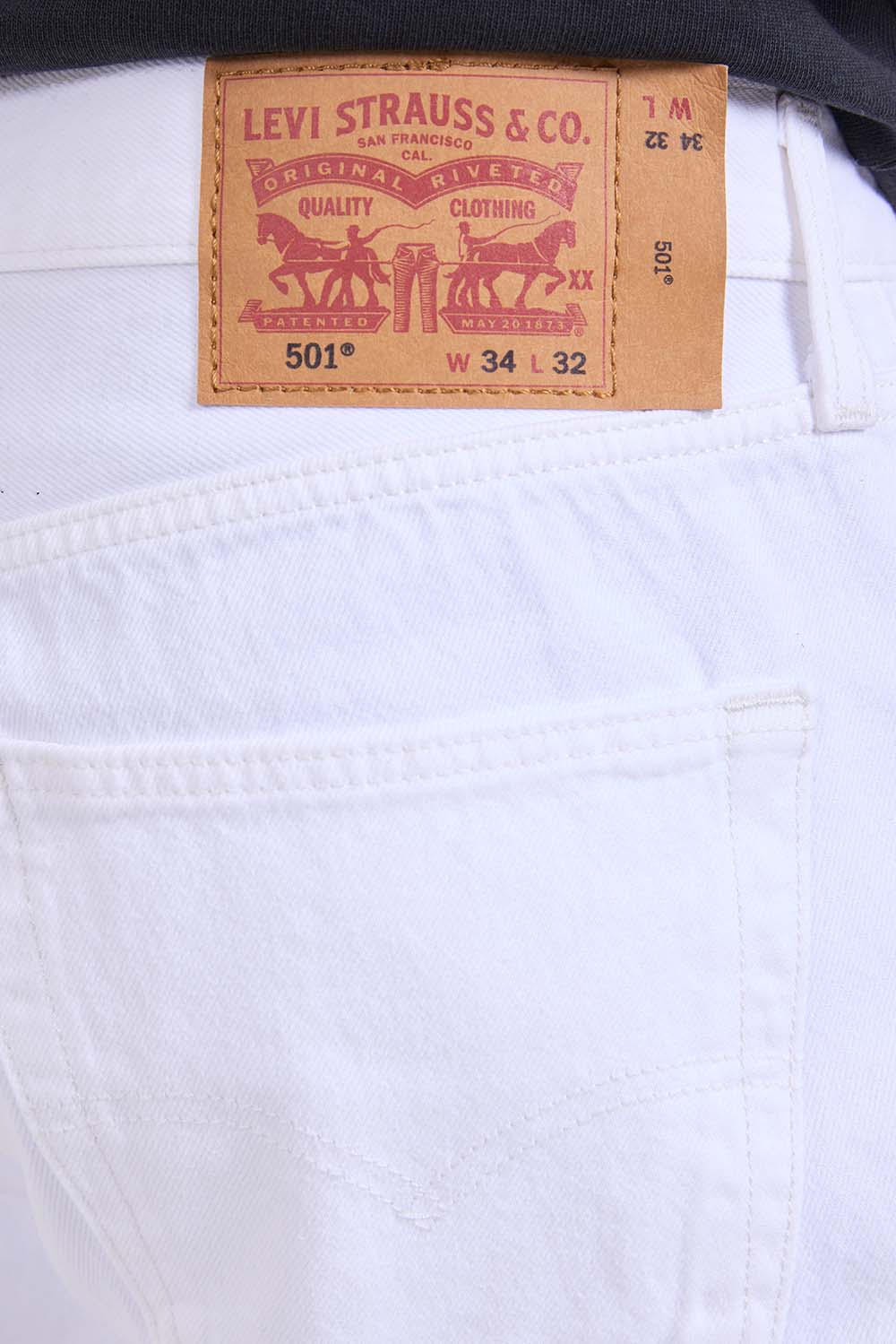 תמונת תקריב דוגמן של מכנסי ג'ינס 501