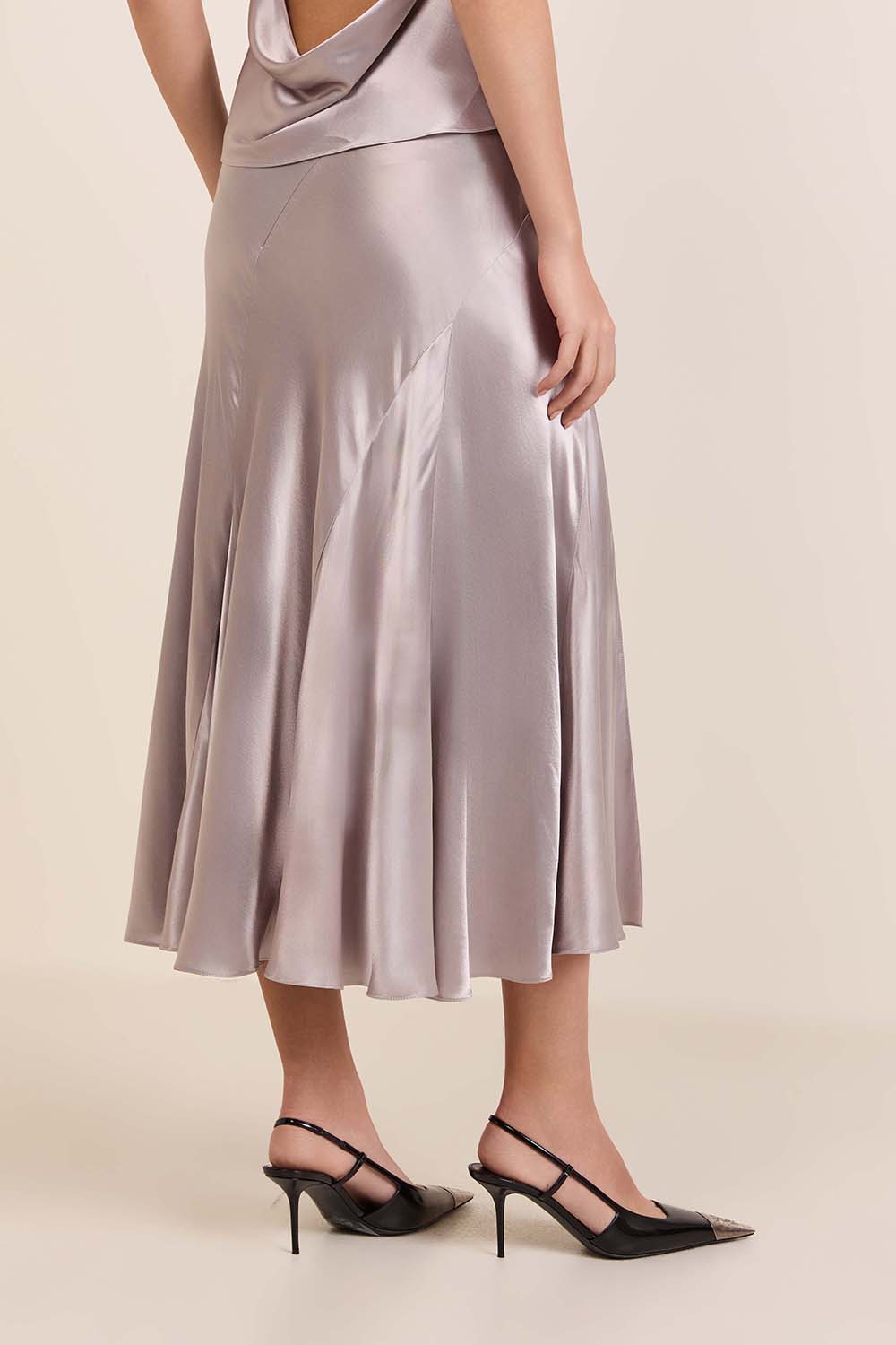 תמונת דוגמן אחורית של חצאית סאטן