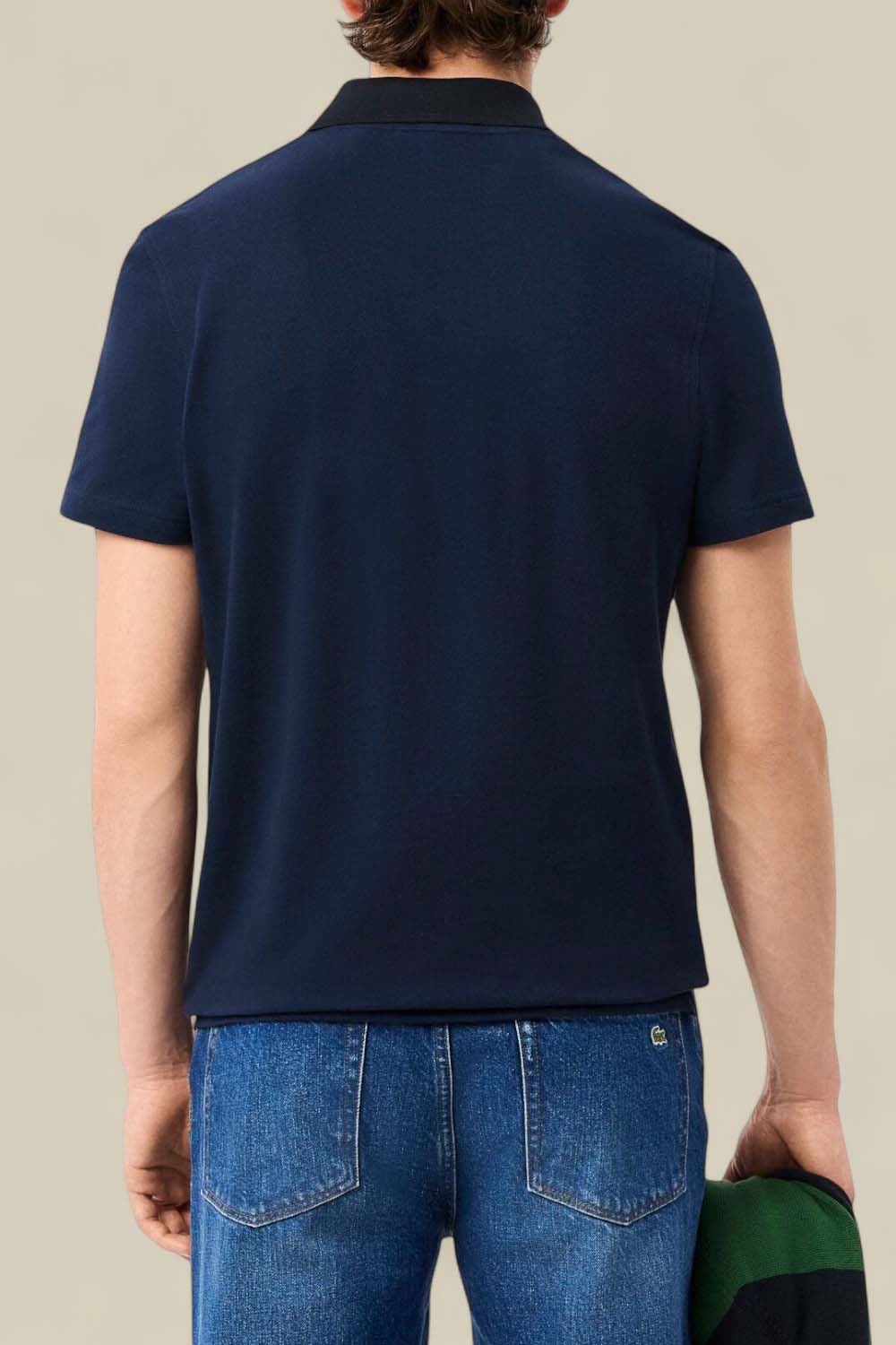 תמונת דוגמן אחורית של חולצת פולו