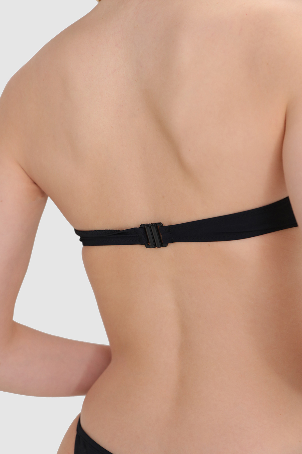 תמונת תקריב דוגמן של חזיית סטרפלס