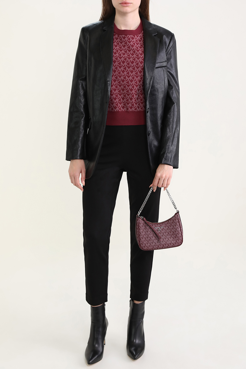 תמונת דוגמן קידמית של תיק כתף מונוגרמי עם שרשרת מטאלית