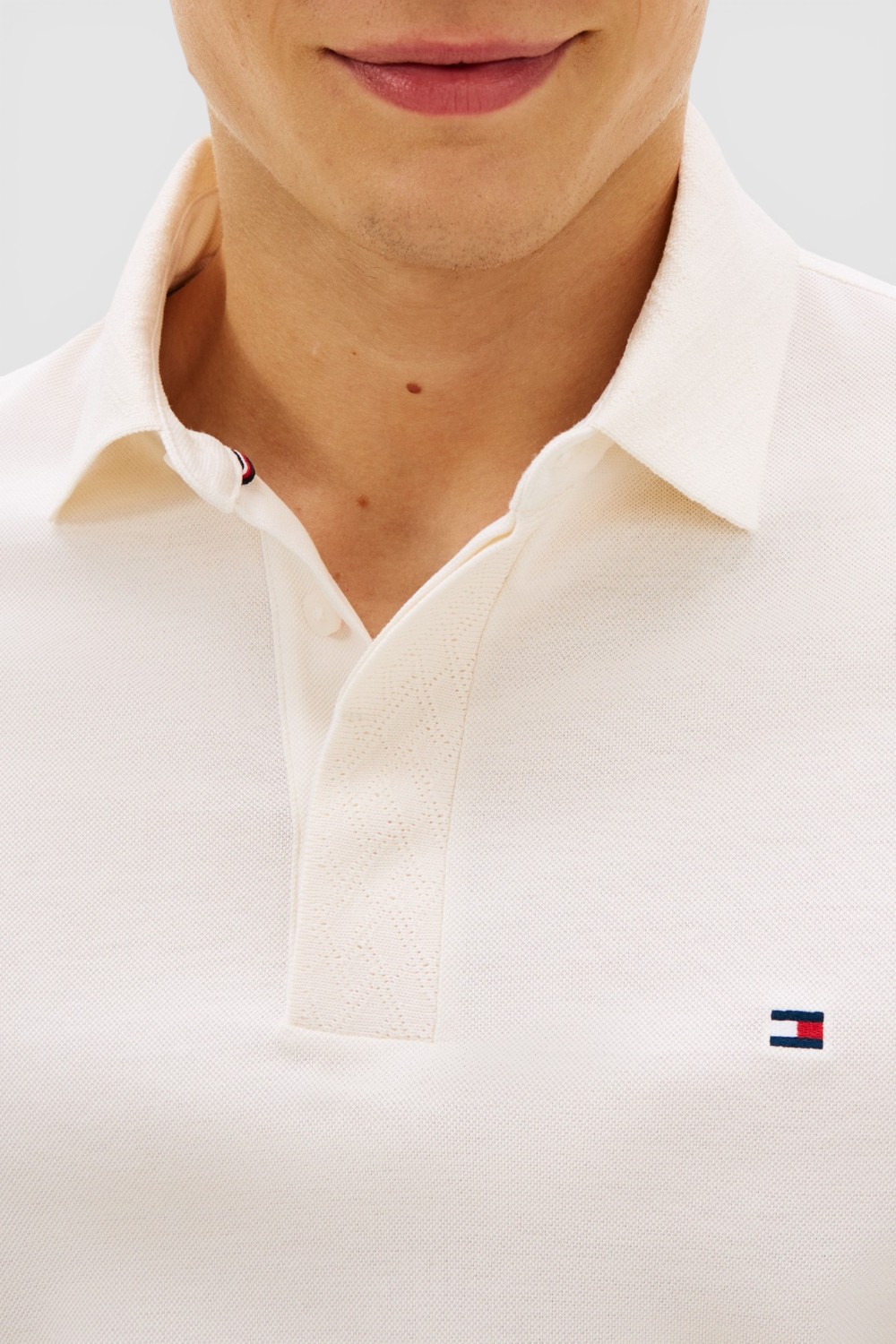 תמונת תקריב דוגמן של חולצת פולו