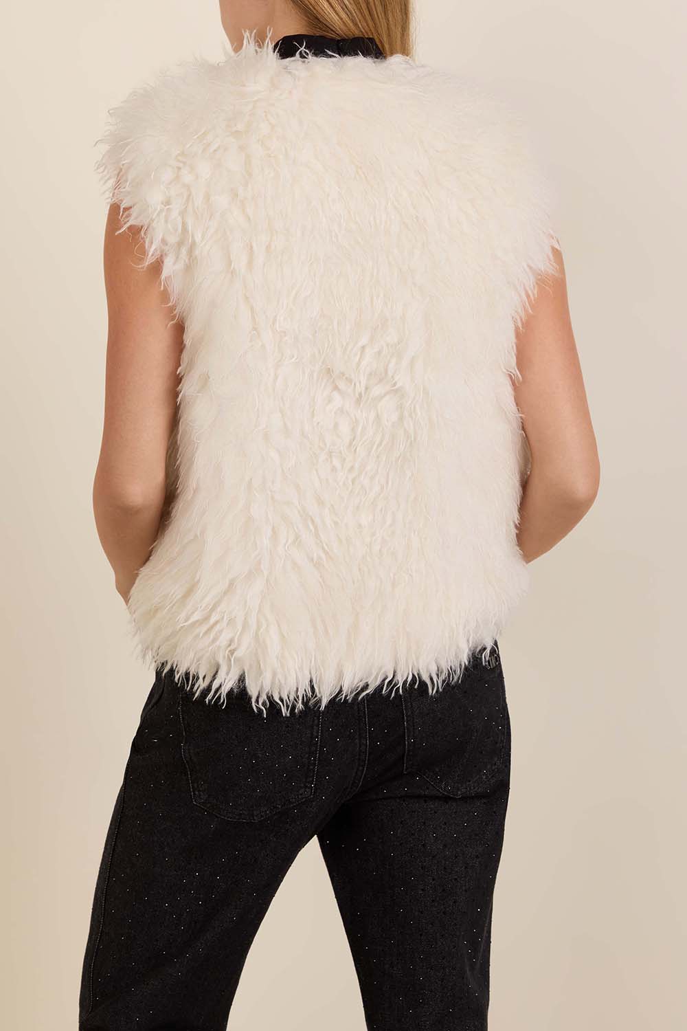 תמונת דוגמן אחורית של וסט