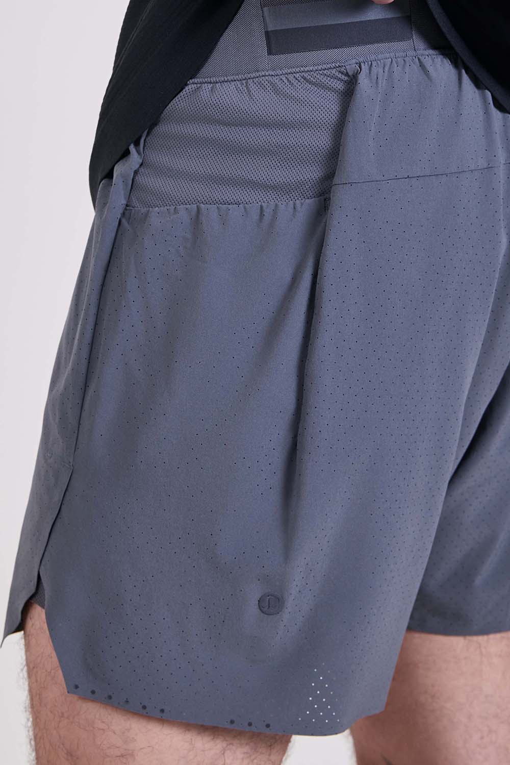 תמונת תקריב דוגמן של Fast And Free Running Short Lined 5