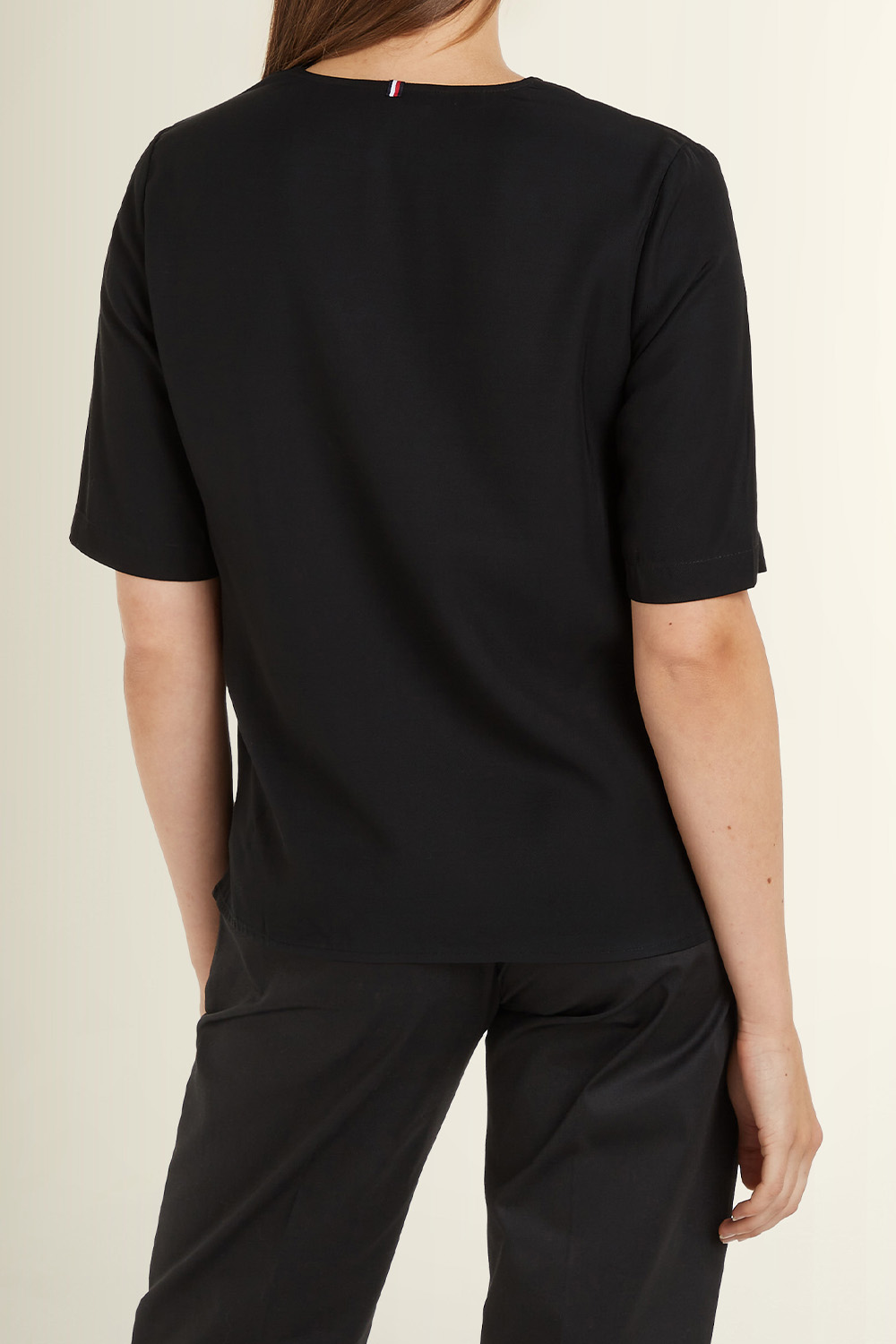 תמונת דוגמן אחורית של חולצת וי