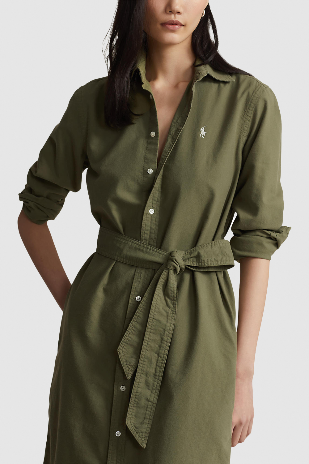 תמונת תקריב דוגמן של שמלה מכופתרת מכותנה