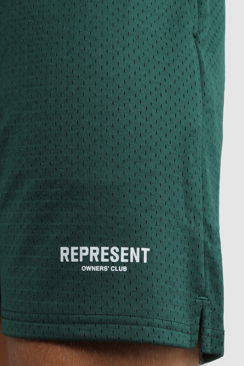 תמונת תקריב דוגמן של מכנסי טרנינג קצרים