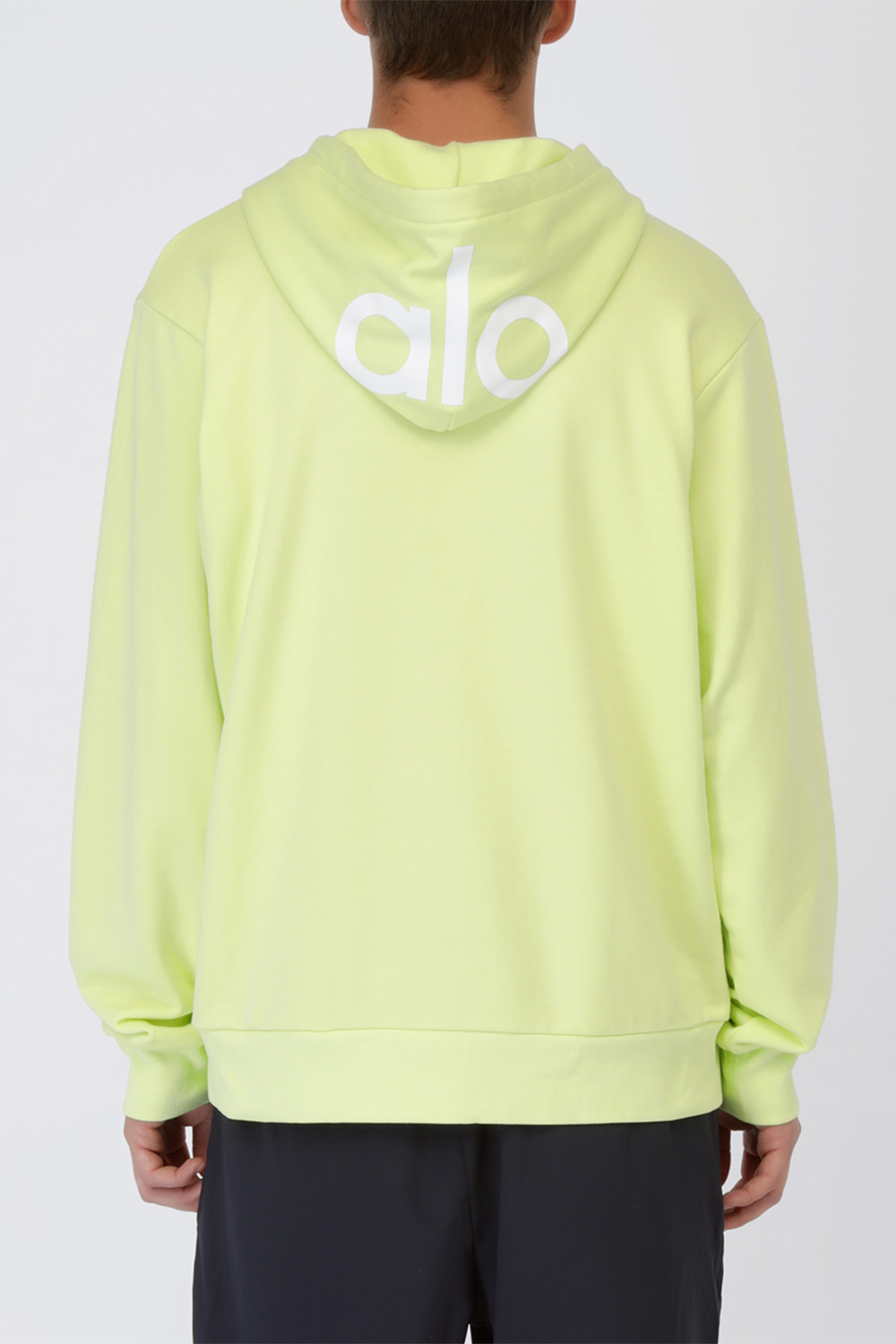 תמונת דוגמן אחורית של סווטשירט קפוצ'ון עם לוגו