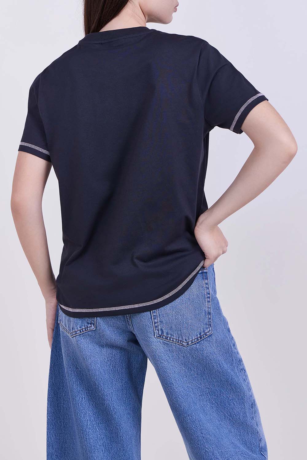 תמונת דוגמן אחורית של חולצת טי בגזרה ישרה