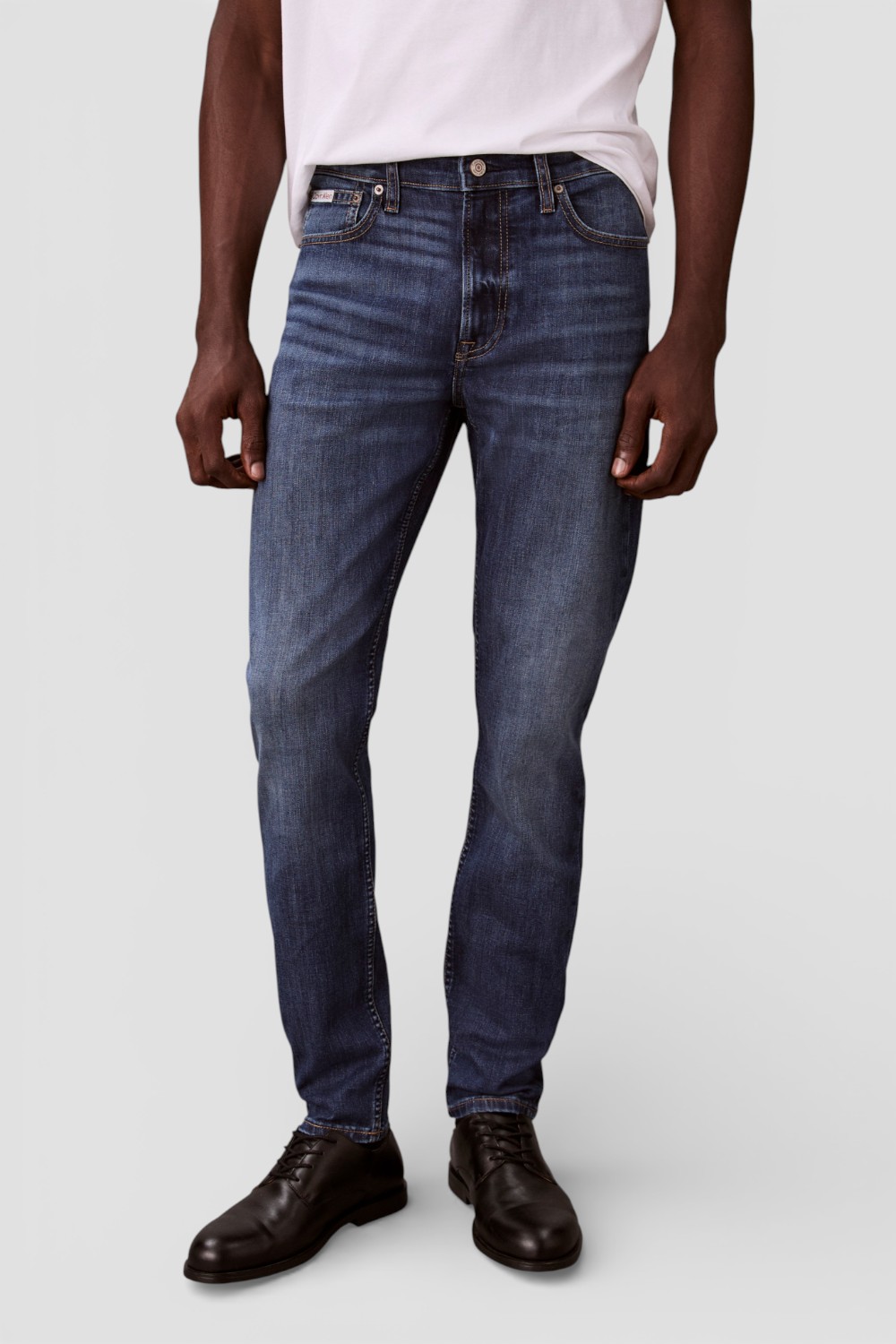 תמונת דוגמן קידמית של מכנסי ג'ינס בגזרת סלים