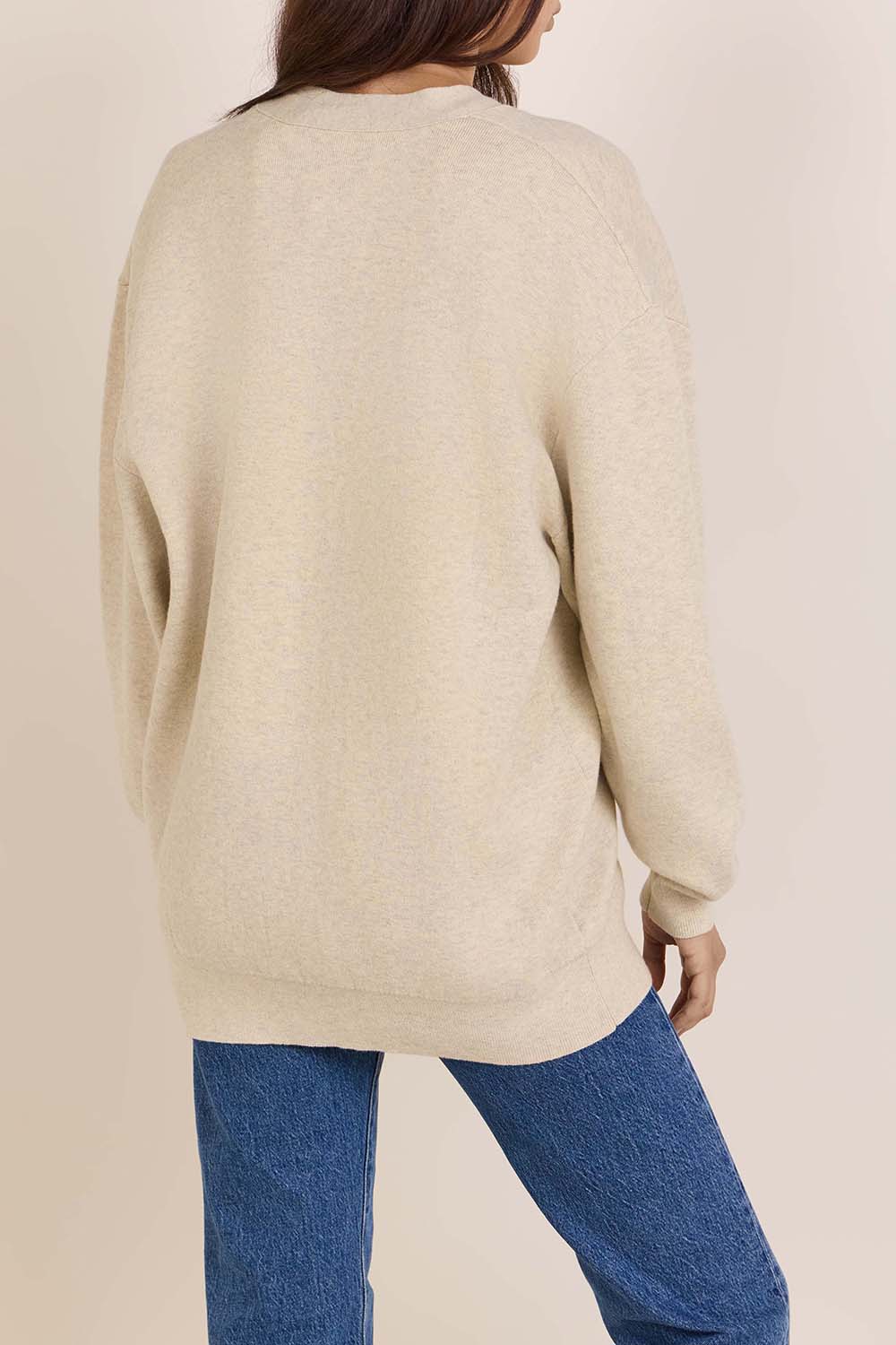 תמונת דוגמן אחורית של קרדיגן סריג