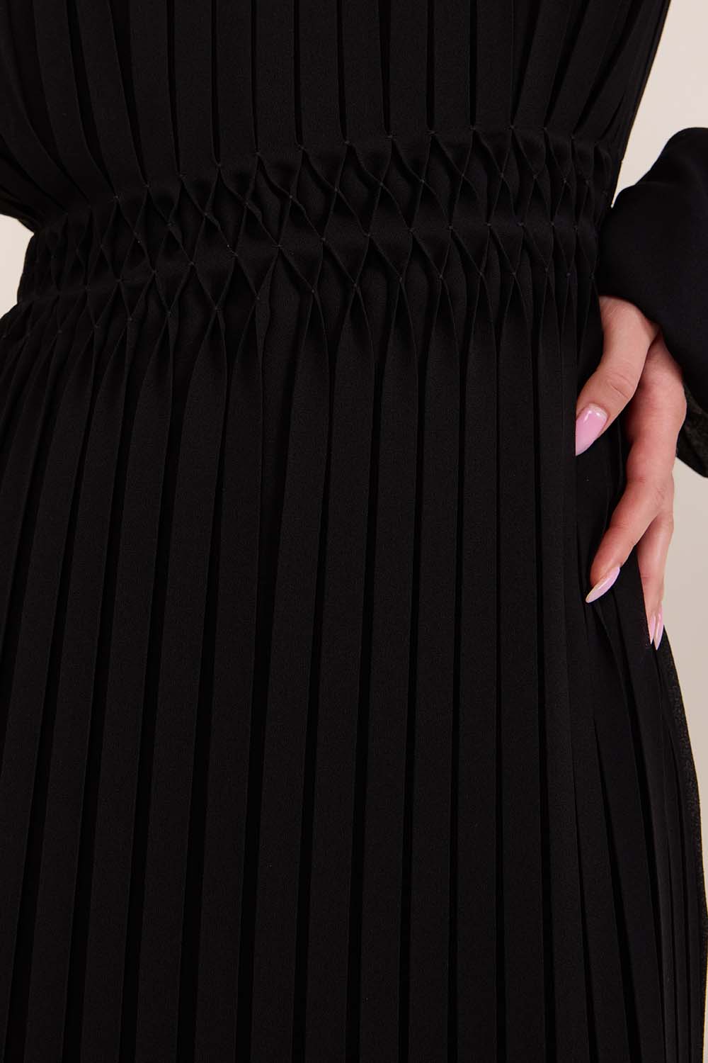 תמונת תקריב דוגמן של שמלת קפלים עדינים