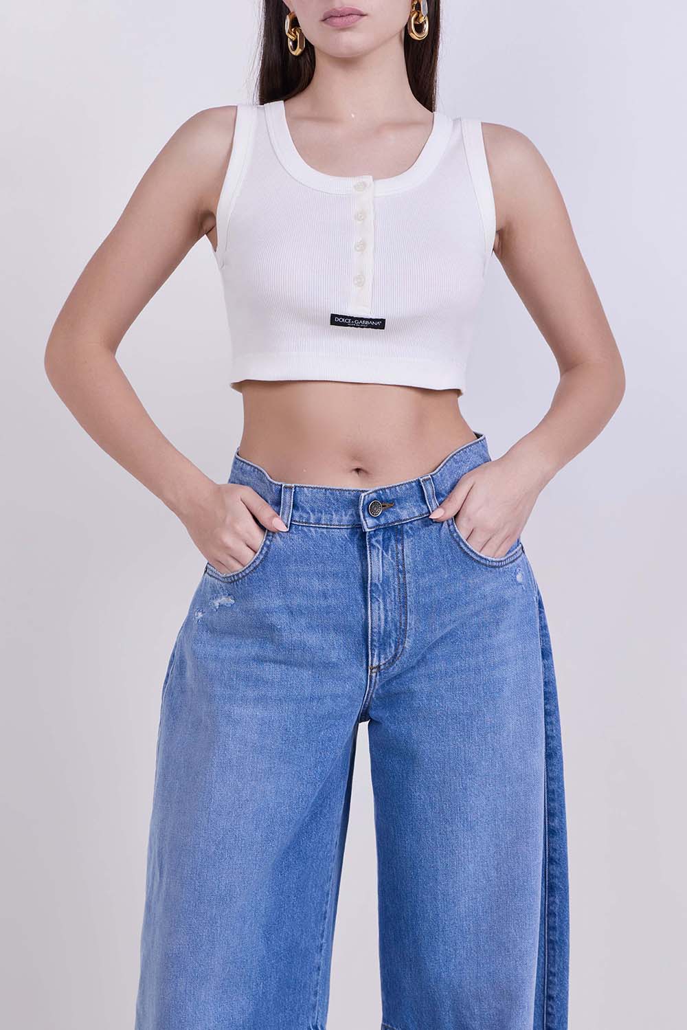 תמונת דוגמן קידמית של גופייה בגזרת קרופ