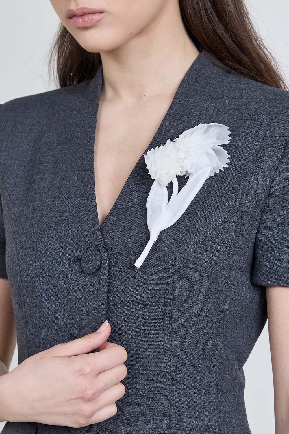 תמונת תקריב דוגמן של שמלת מידי מחויטת