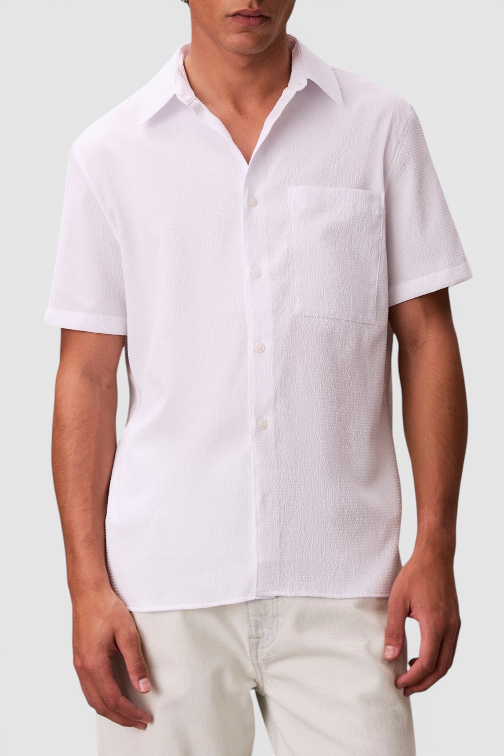 תמונת דוגמן קידמית של חולצה מכופתרת קצרה