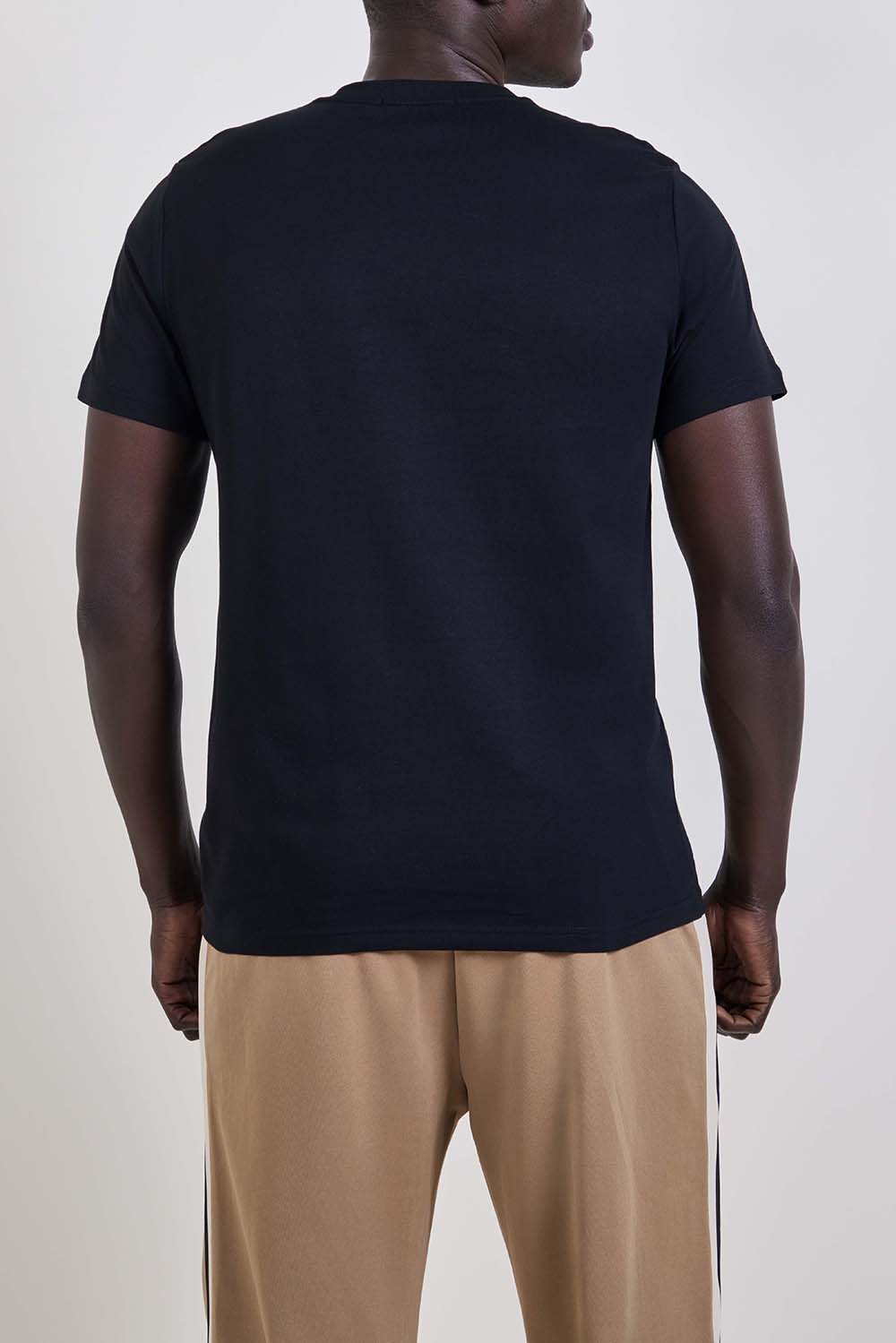 תמונת דוגמן אחורית של חולצת טי