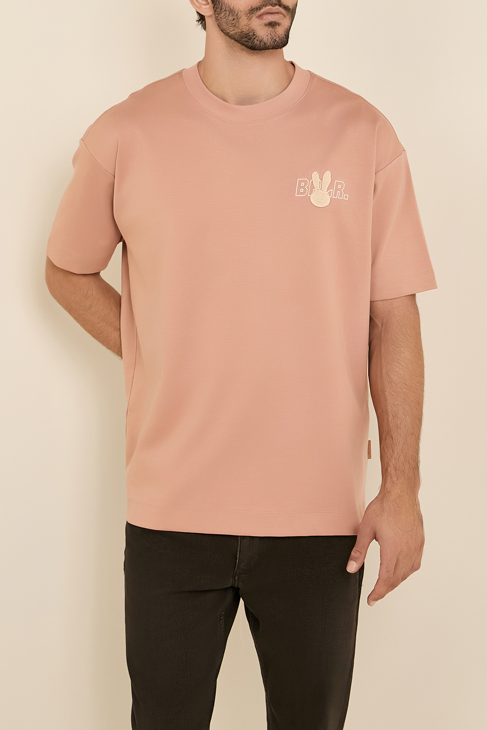 תמונת דוגמן קידמית של חולצת טי אוברסייז