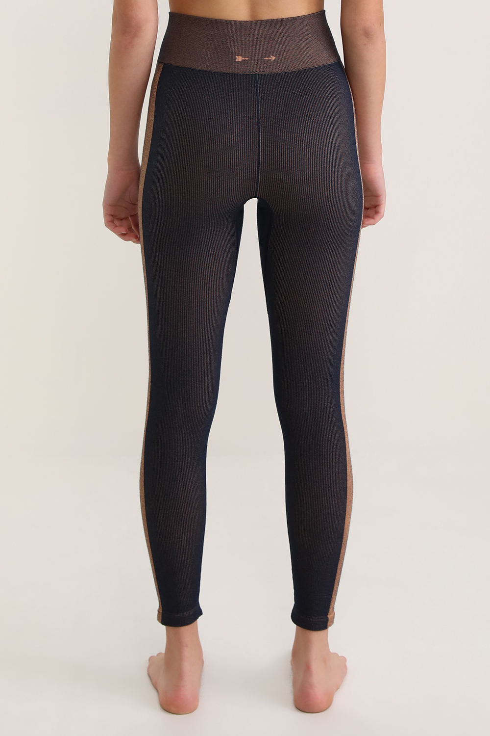 תמונת דוגמן אחורית של מכנסי טייץ גבוהים 7/8