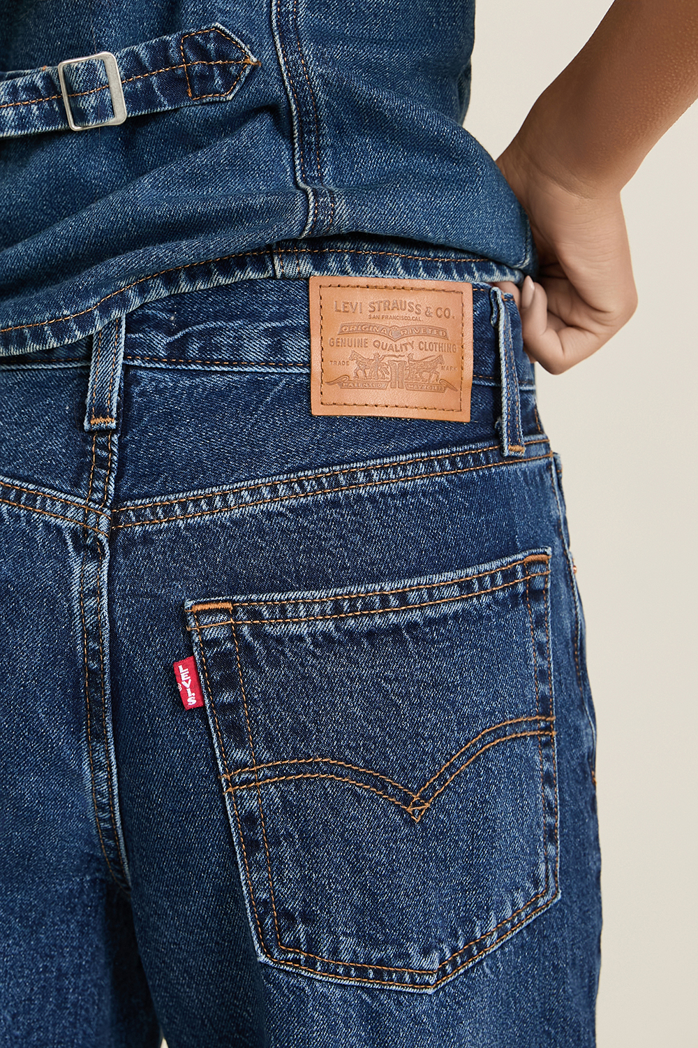 תמונת תקריב דוגמן של מכנסי ג'ינס באגי דאד