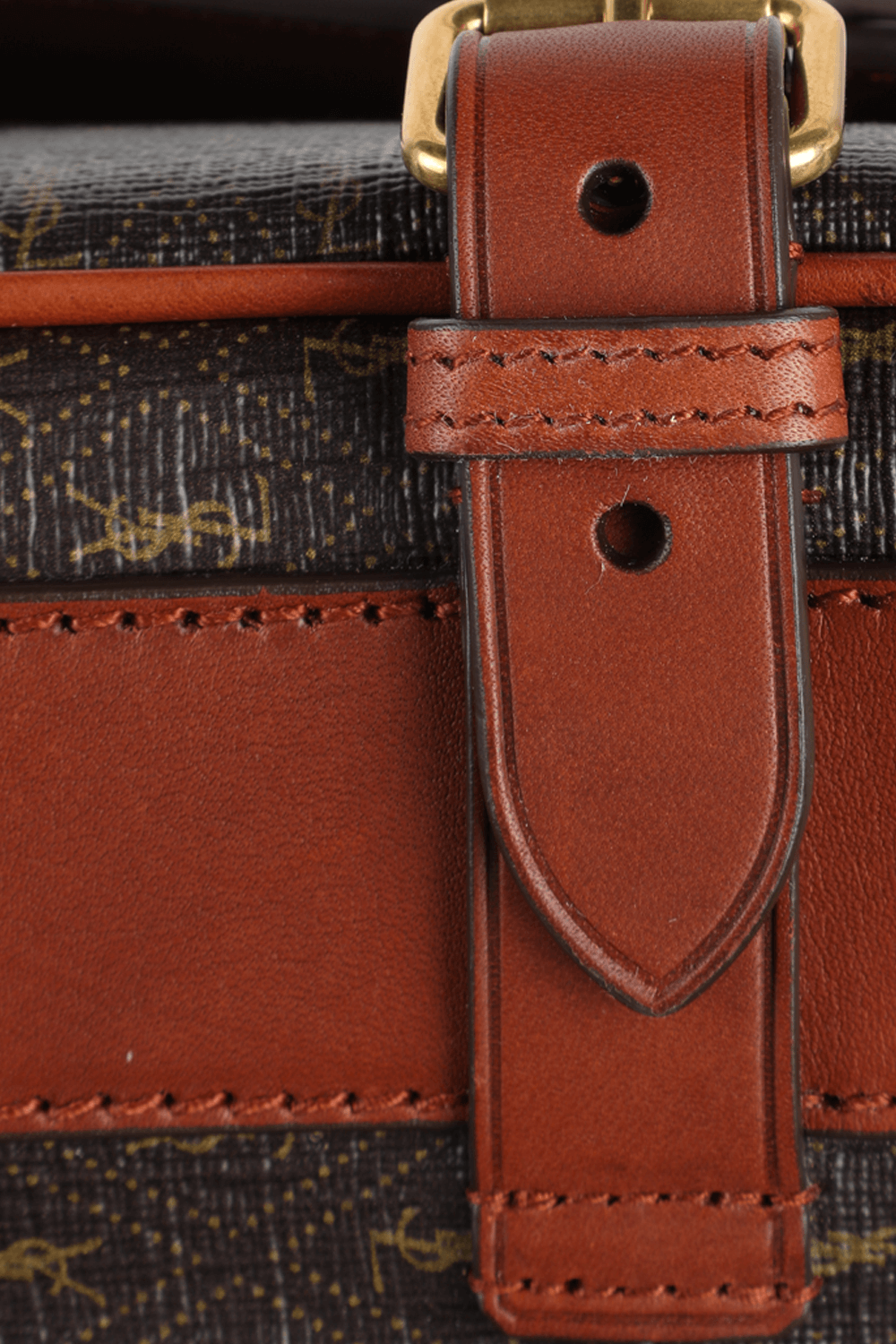 תמונת תקריב של תיק צד מונוגרמי מעור בצבע חום