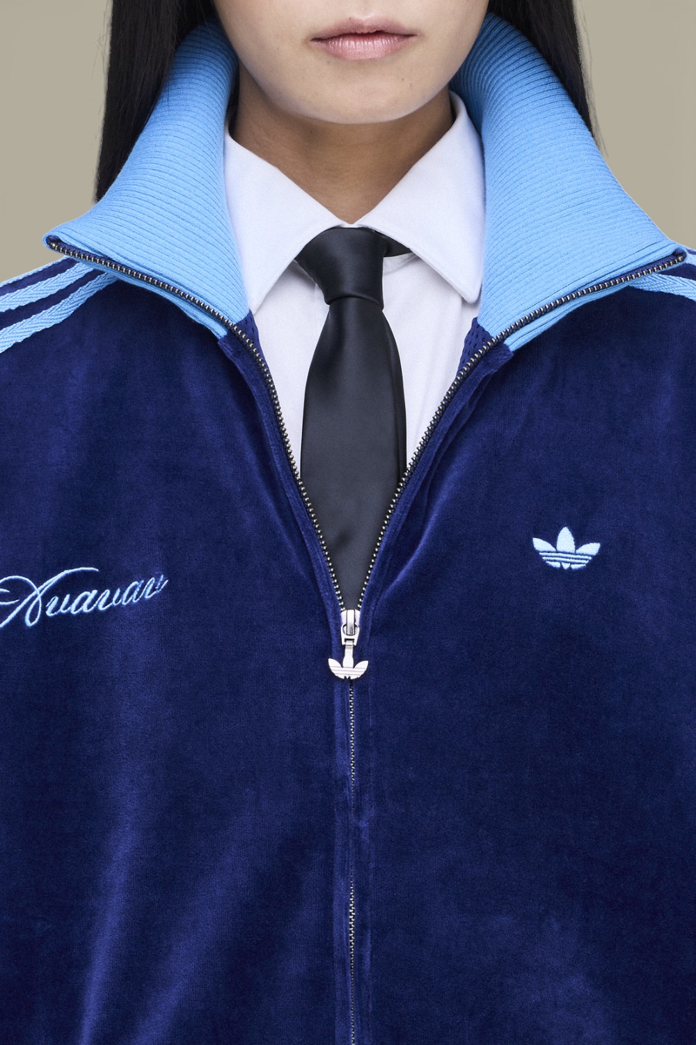 תמונת תקריב דוגמן של ג'קט ג'וגר adidas x Avavav