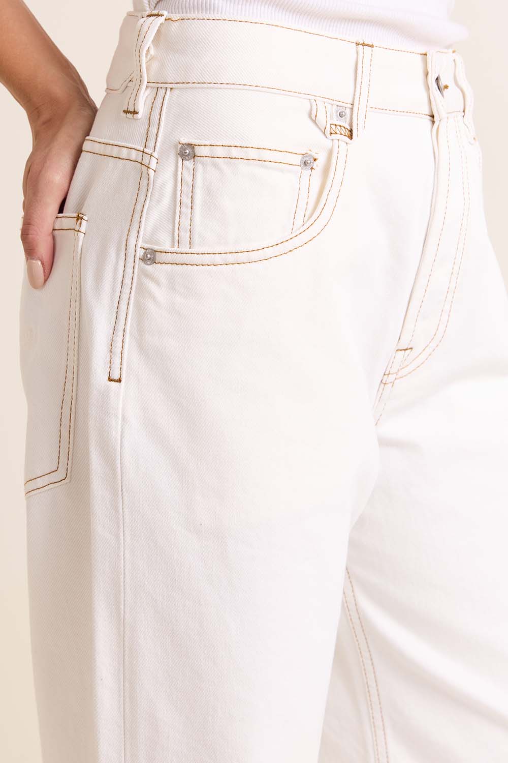 תמונת תקריב דוגמן של מכנסי ג'ינס לה דה-נים לארג' בגזרה מתרחבת