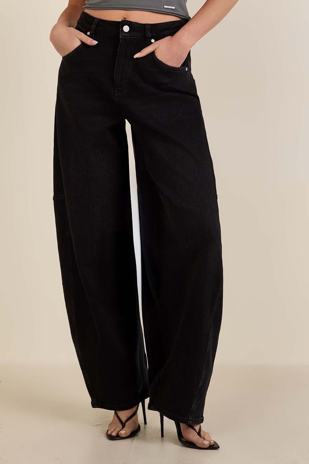 תמונת דוגמן קידמית של מכנסי ג'ינס בגזרת בלון