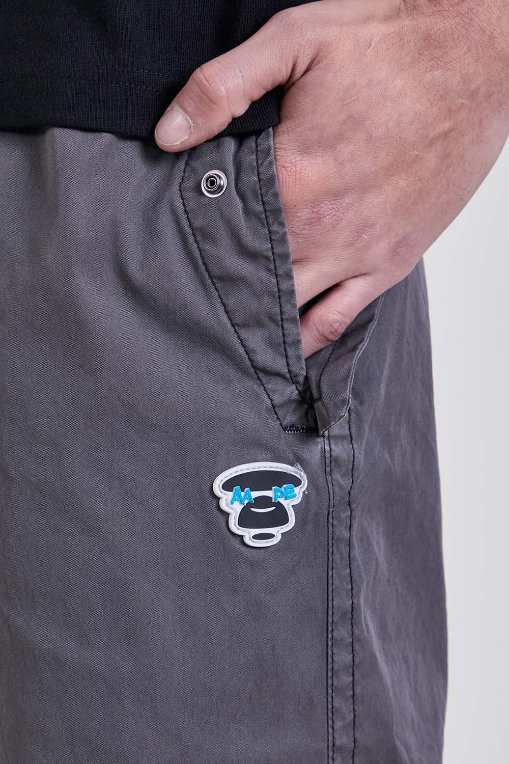 תמונת תקריב דוגמן של מכנסיים ארוכים