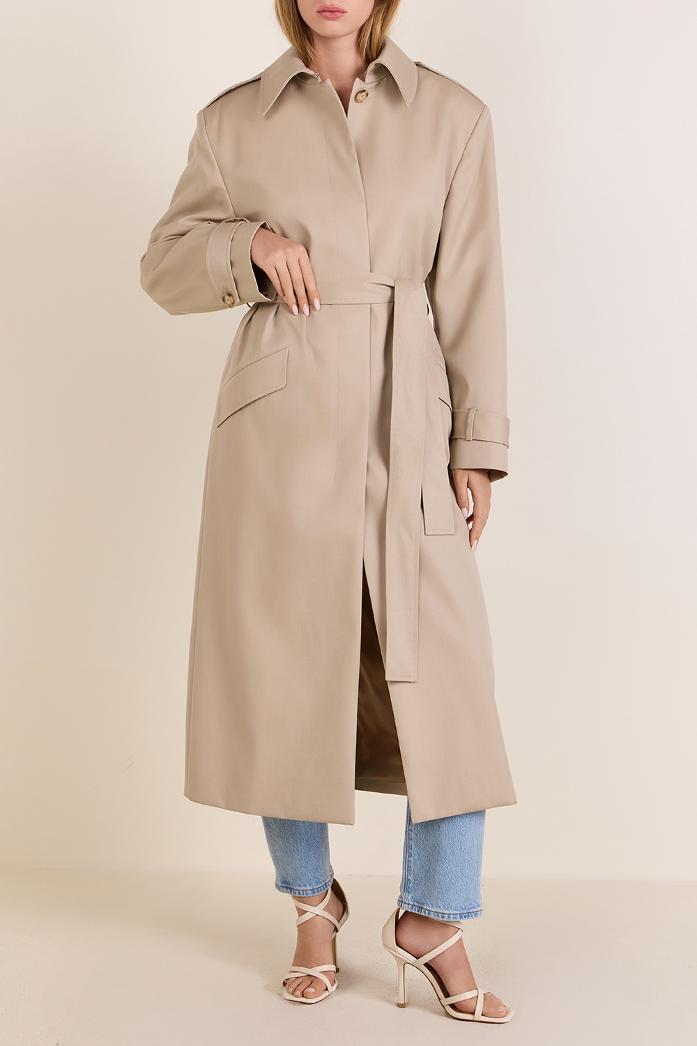 תמונת דוגמן קידמית של מעיל טרנץ' מחוייט