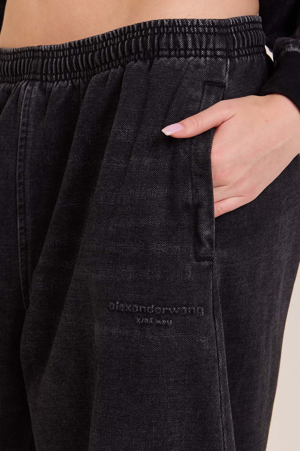 תמונת תקריב דוגמן של מכנסי ג'ינס בגזרה רחבה