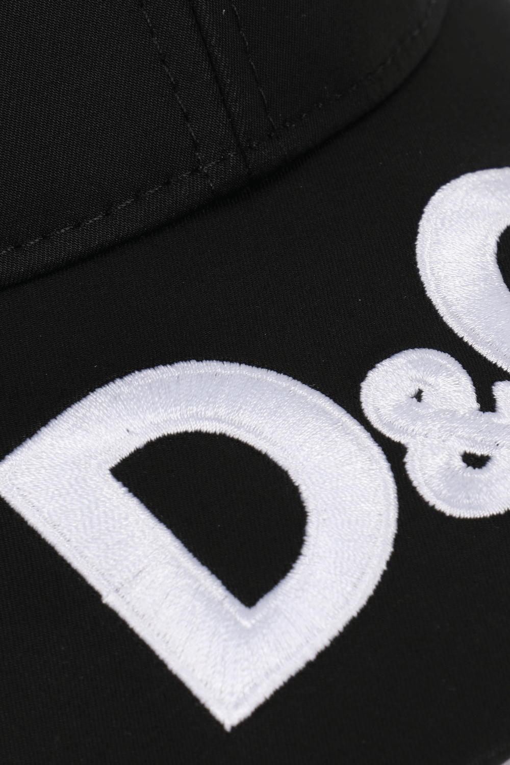 תמונת תקריב של כובע מצחייה עם רקמת לוגו בשחור ולבן