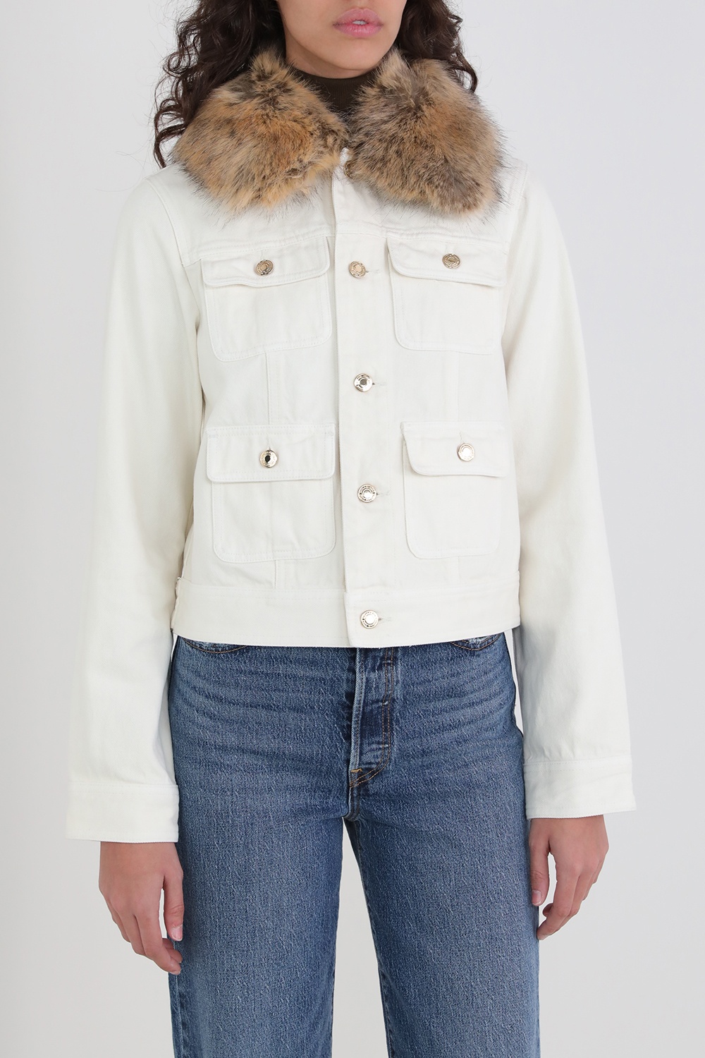 תמונת דוגמן קידמית של ז'קט ג'ינס עם פרווה