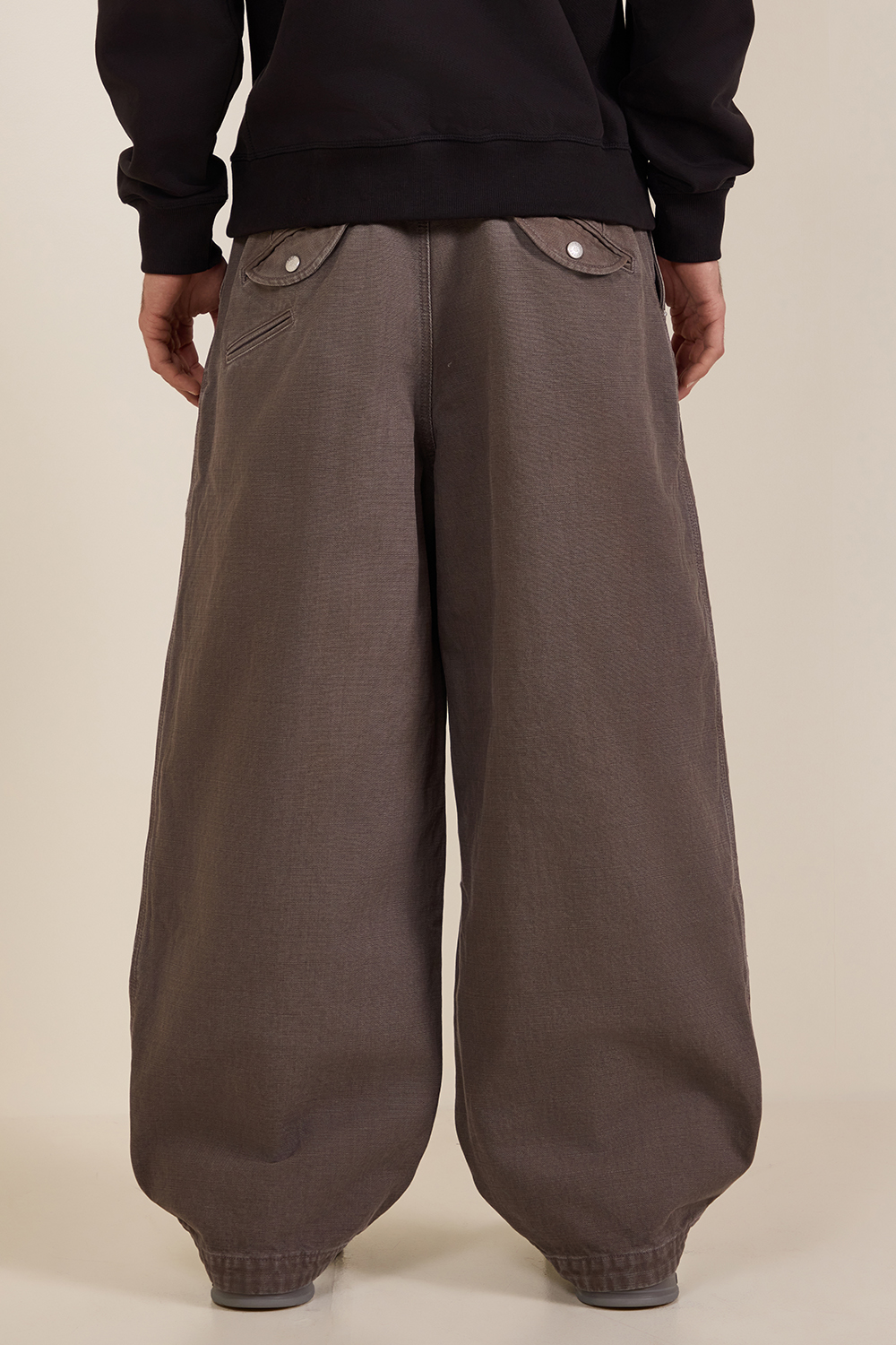 תמונת דוגמן אחורית של מכנסי בלון