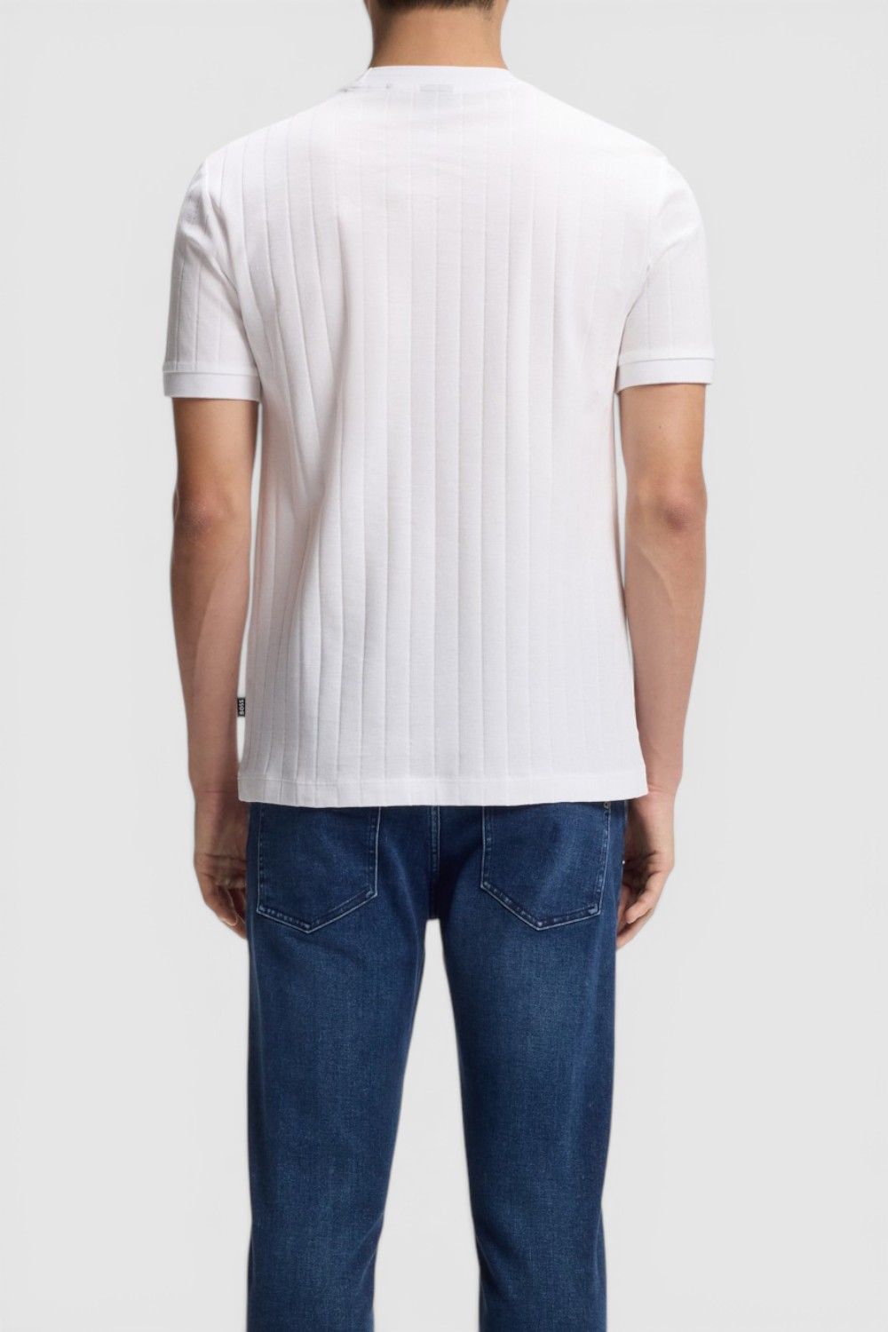 תמונת דוגמן אחורית של חולצת טי בגזרה ישרה