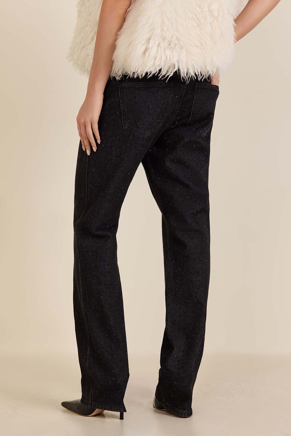 תמונת דוגמן אחורית של מכנסי ג'ינס בגזרה ישרה