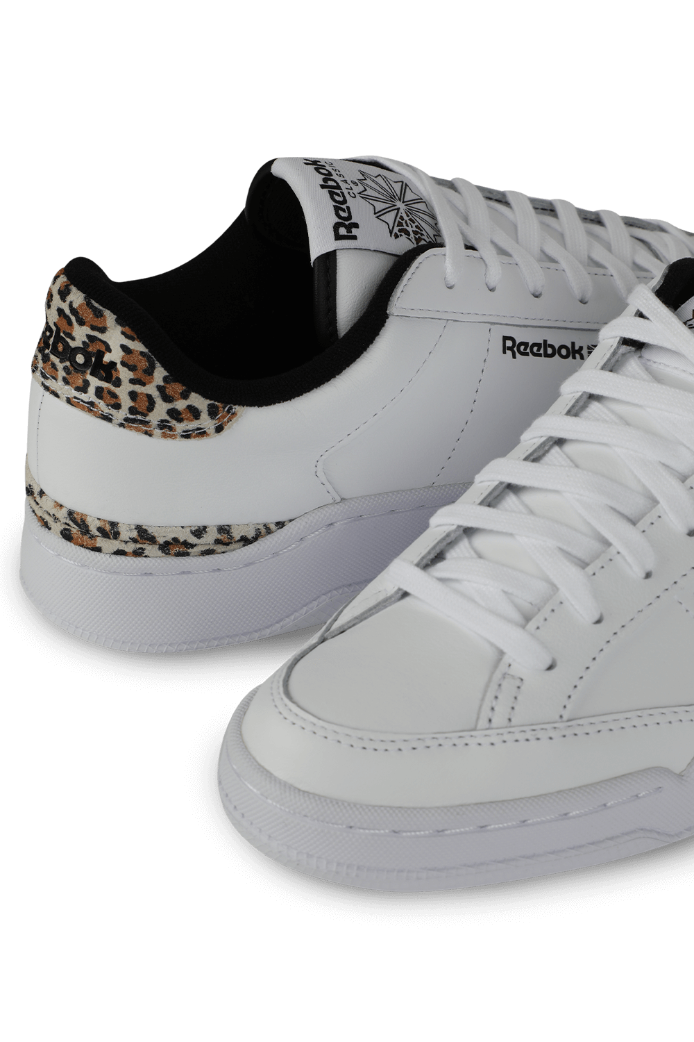 תמונת תקריב של White Court Shoes With Zebra Print