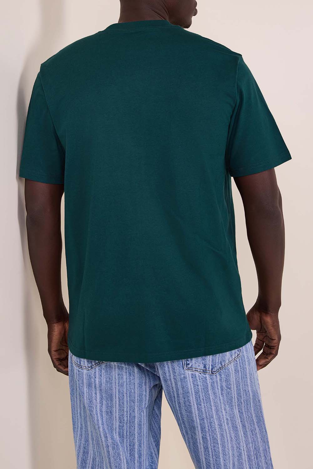 תמונת דוגמן אחורית של חולצת טי