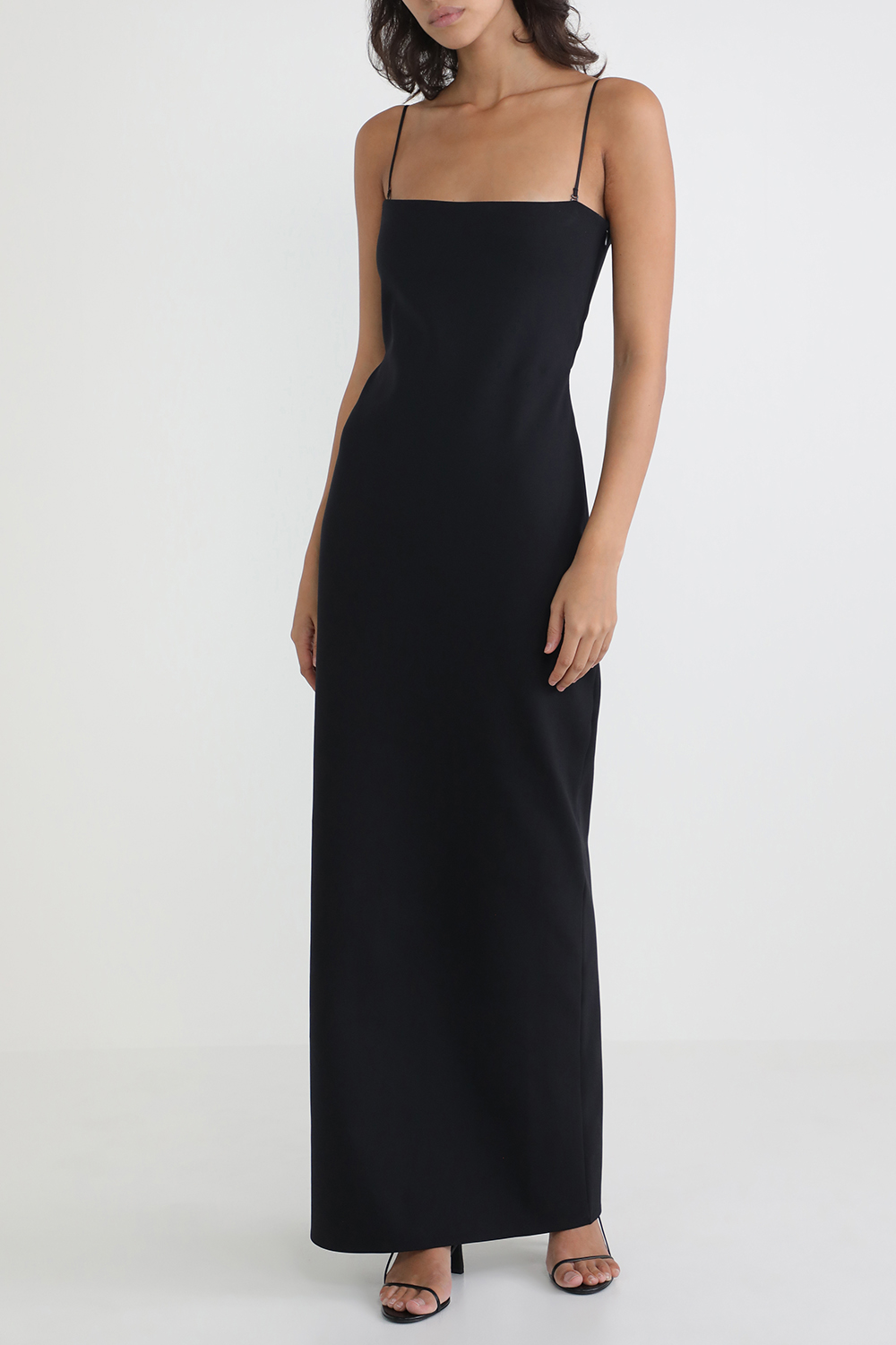 תמונת דוגמן קידמית של שמלת מקסי שחורה