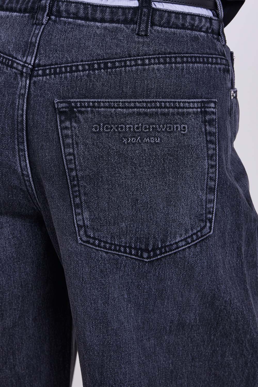 תמונת תקריב דוגמן של מכנסי ג'ינס בגזרה רחבה